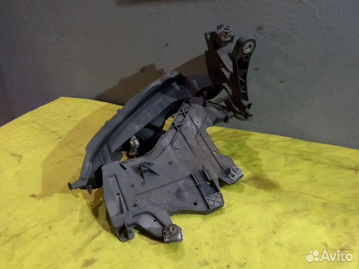 Кронштейн крепления фары левый ауди а4 б8