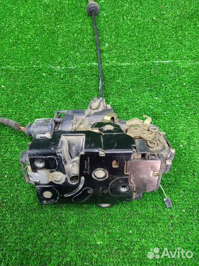 Замок двери передний правый Skoda Fabia