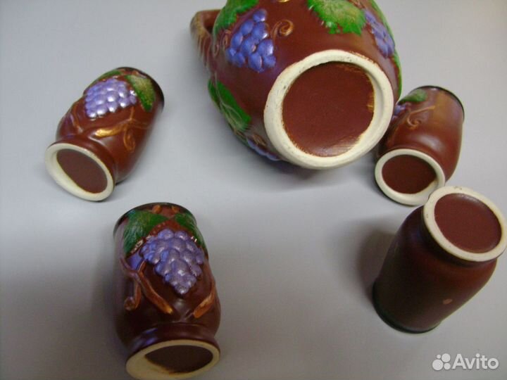 Кувшин и рюмки для вина