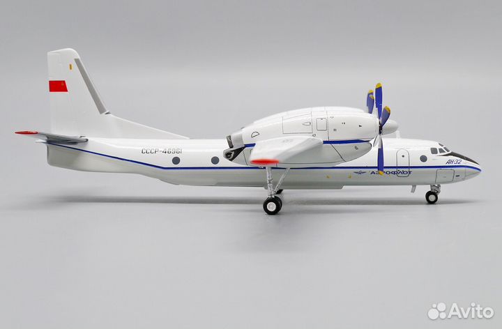 Модель самолета 1/200 Антонов Ан-32 Аэрофлот