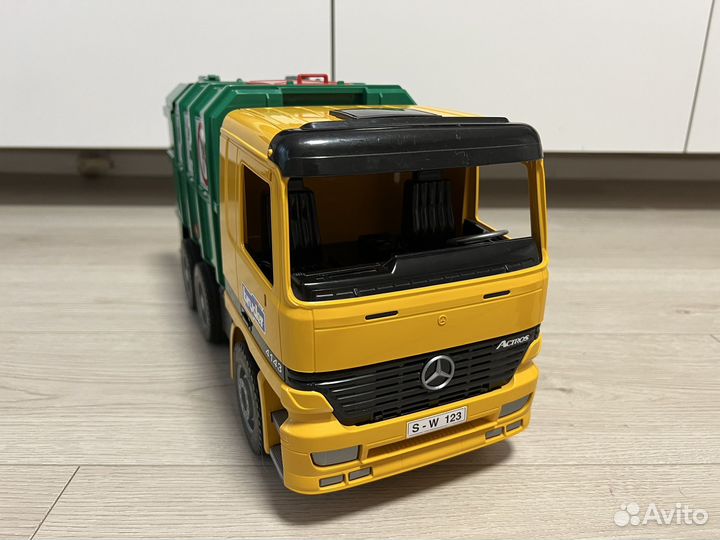 Мусоровоз Bruder