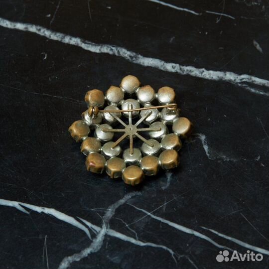 Брошь круглая с белыми стразами