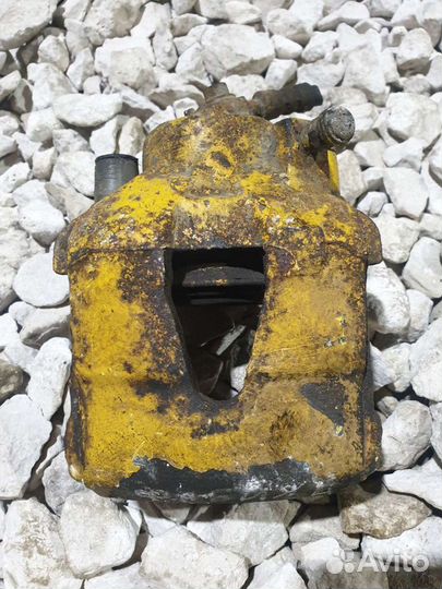 Суппорт передний Шкода Фабия 2