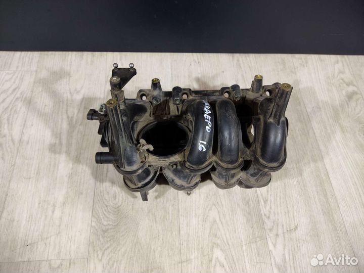 Renault Sandero 1 коллектор впускной