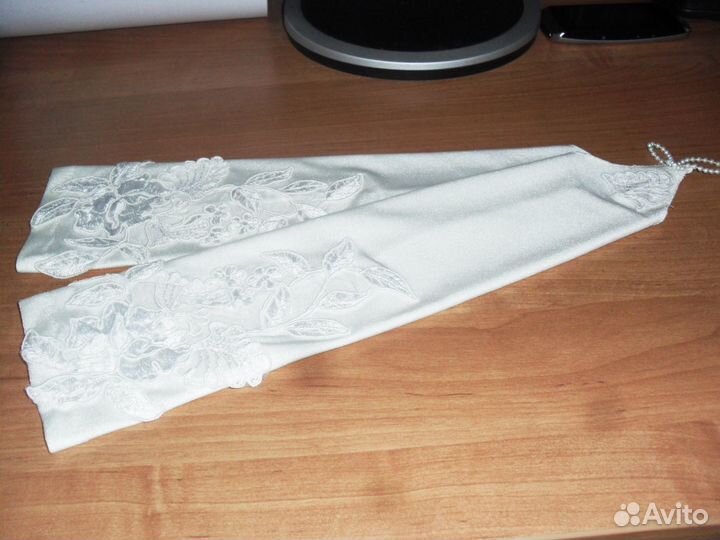 Свадебные перчатки белого цвета