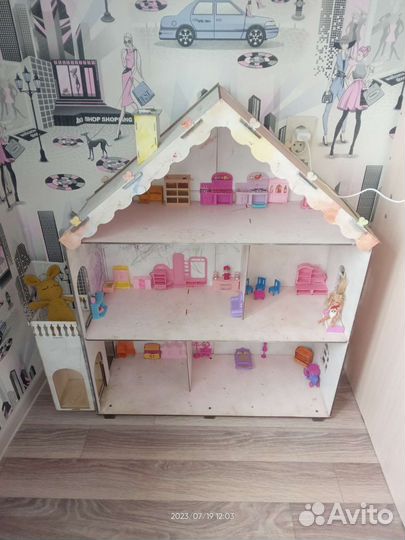 Кукольный домик с мебелью