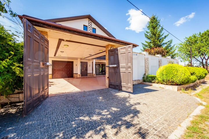 Дом 458 м² на участке 7,7 сот.