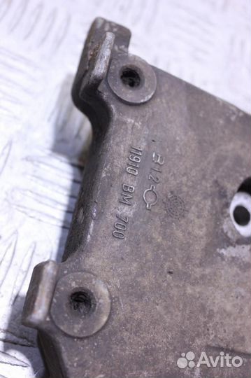 Кронштейн генератора Nissan Almera N16