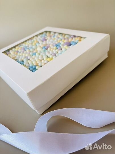 Подарочная коробка с наполнителем шарики