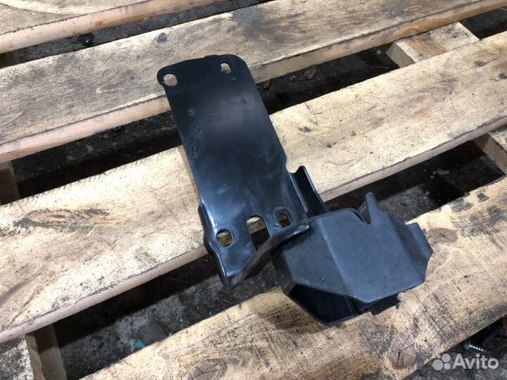 Крепление радиатора правое Bmw 3 E90 N46B20 2007