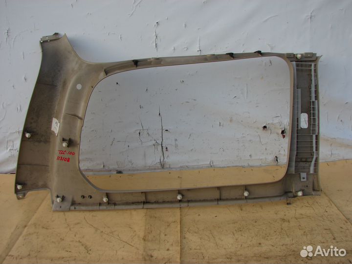 Накладка верхняя багажника правая Toyota land crui