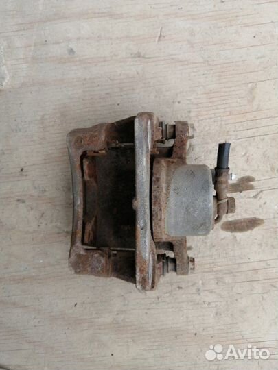 Суппорт передний левый Toyota Probox NCP51 1NZ