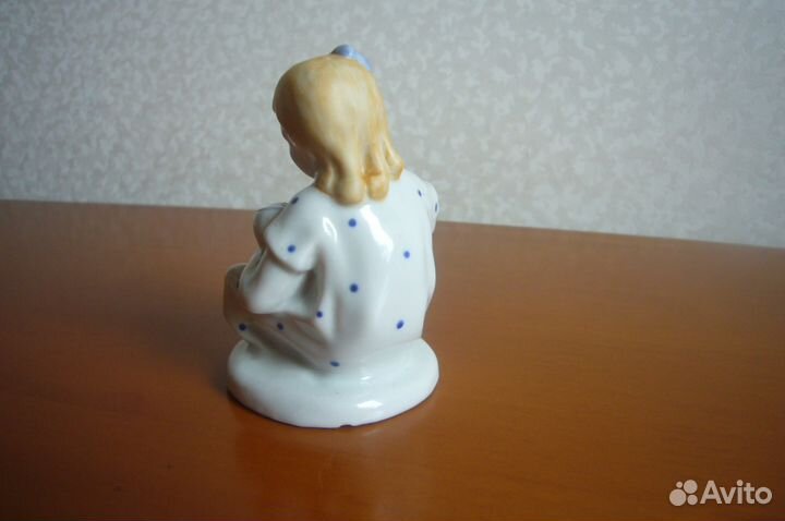 Фарфоровая статуэтка 