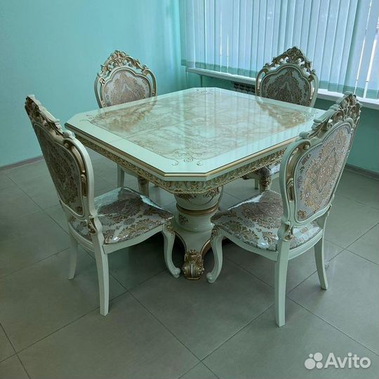 Стол и стулья