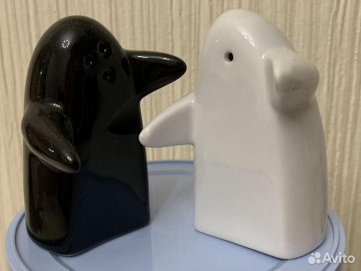 Солонка и перечница обнимаются