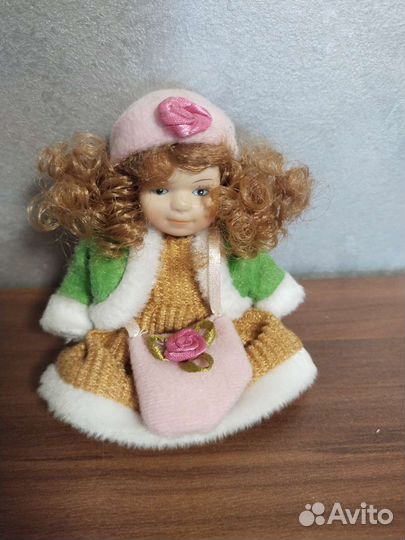 Кукла фарфоровая маленькая