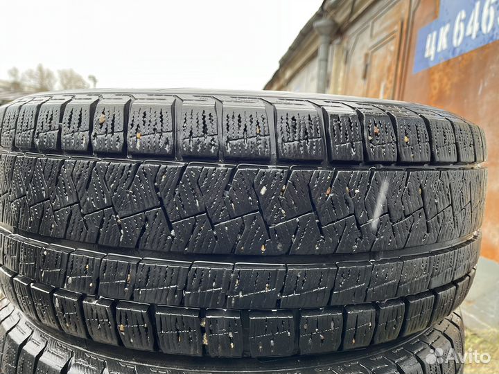 Pirelli Ice Asimmetrico 215/50 R17