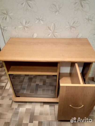 Тумба под телевизор на колесиках