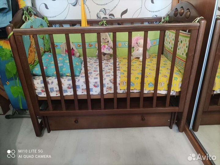 Детская кроватка с продольным маятником
