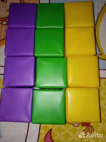 Игрушки, книги, кубики