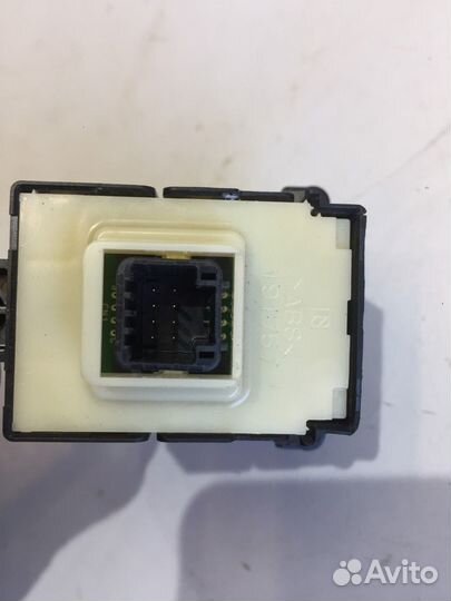 Кнопка фиксатора стояночного тормоза (Lexus GS)