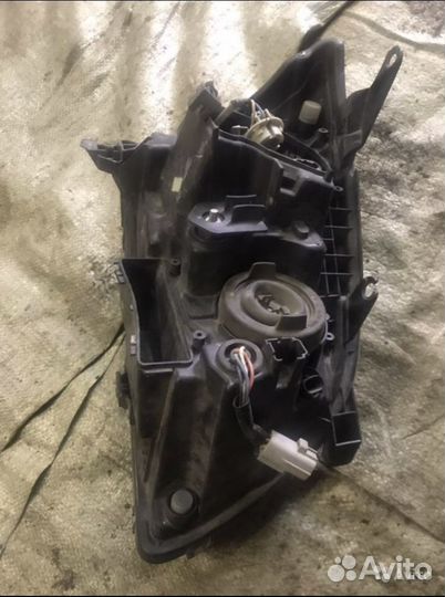 Фара левая хром toyota avensis T25 галоген