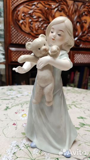 Фарфоровая статуэтка Девочка с мишкой