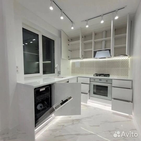 Прямая кухня с подсветкой белый глянец