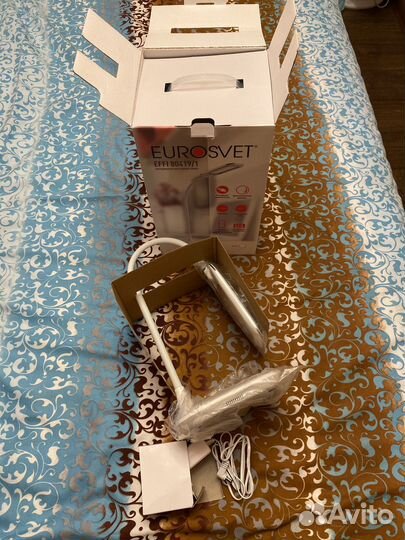 Лампа настольная с беспроводной зарядкой