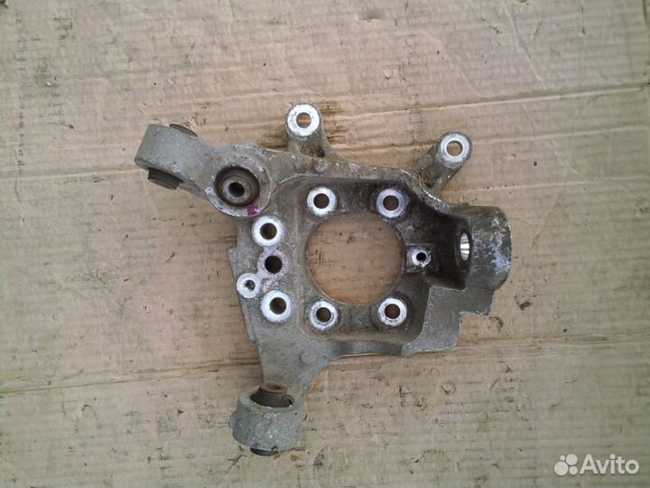 Поворотный кулак задний правый Nissan Teana J31