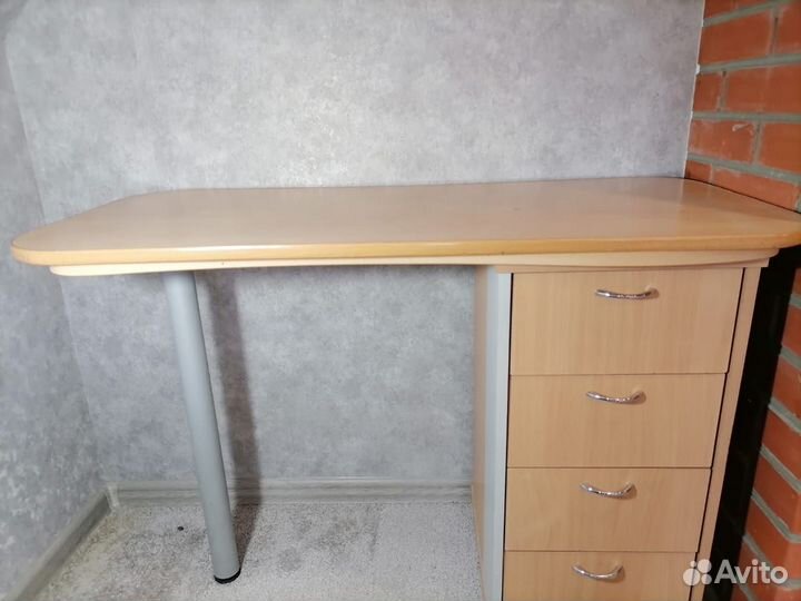 Письменный стол