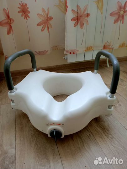 Сиденье (насадка) для унитаза с подлокотниками