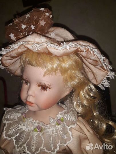 Кукла фарфор