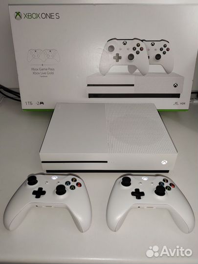 Xbox One S 1tb+2 джойстика (отличное состояние)