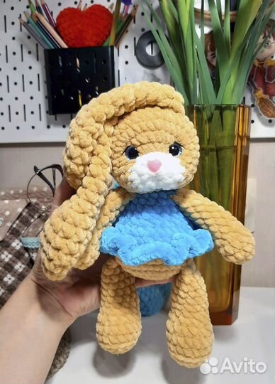 Вязаная мягкая игрушка Зайка в платье