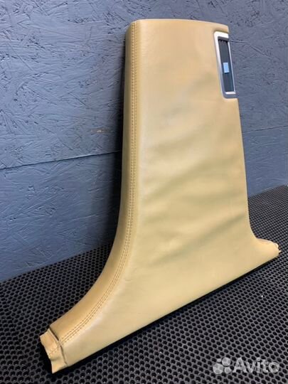 Обшивка стойки правая Bentley Continental Flying