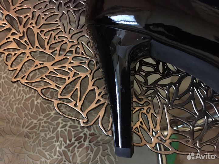 Новые лаковые кожаные туфли лодочки 39 размер