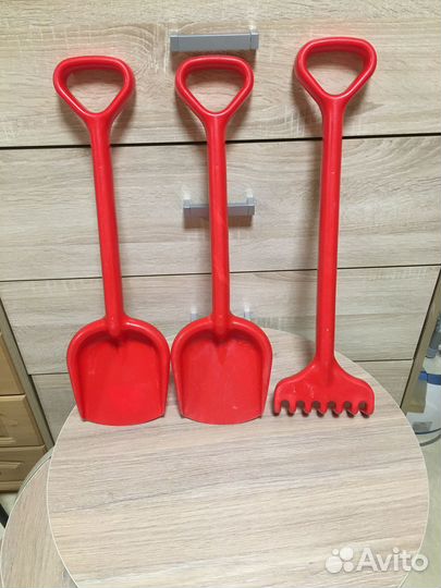 2 лопаты и грабли