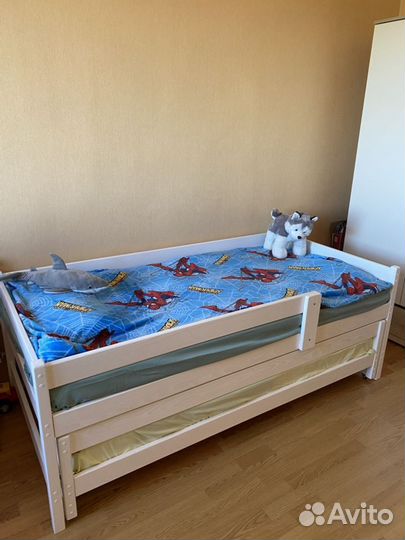 Выдвижная детская кроватка из массива дерева