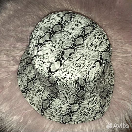 Панама кожаная со змеиным принтом черно-белая