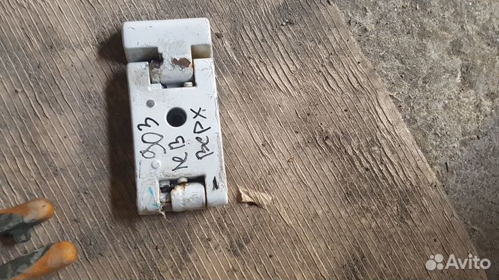 Петля распашной двери Мерседес Спринтер 903