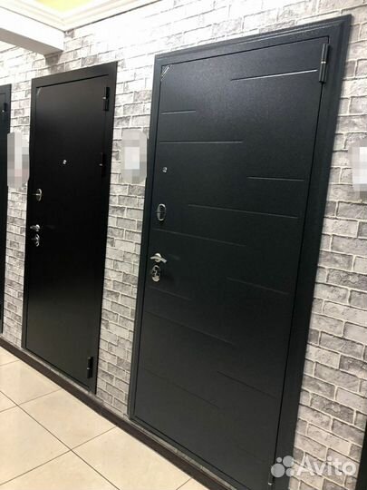 Дверь входная с зеркалом Нова