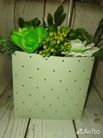 Воздушный шар с корзиной цветов, сладостей