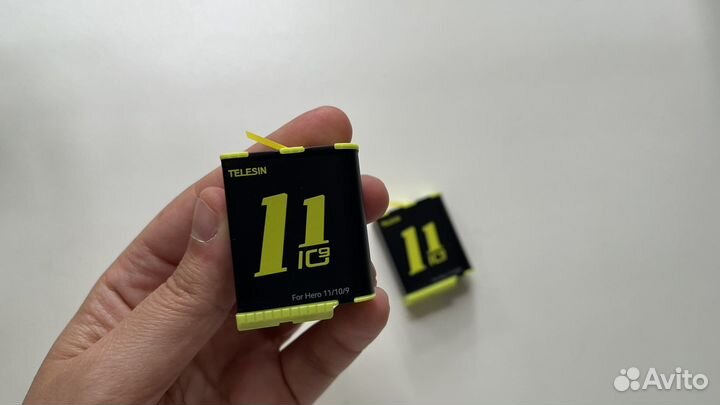 Зарядное устройство и 2 аккумулятора для GoPro