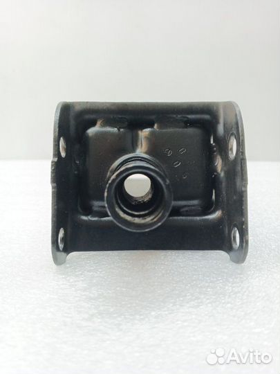 Кронштейн усилителя бампера передний правый