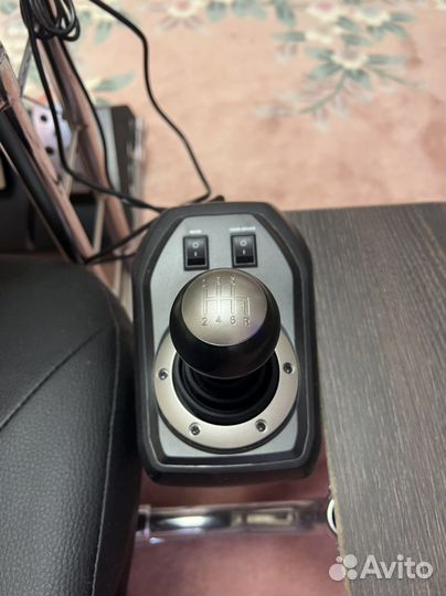 Кокпит (игровое кресло с рулем)