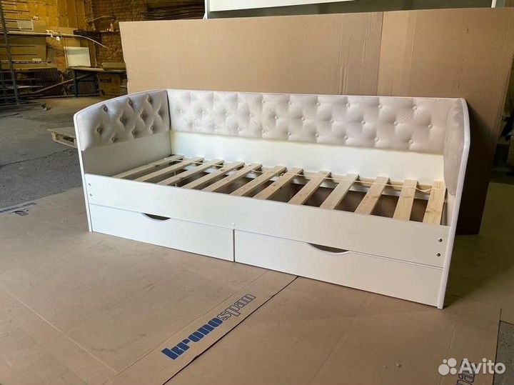 Детская кровать с мягкой спинкой в наличии