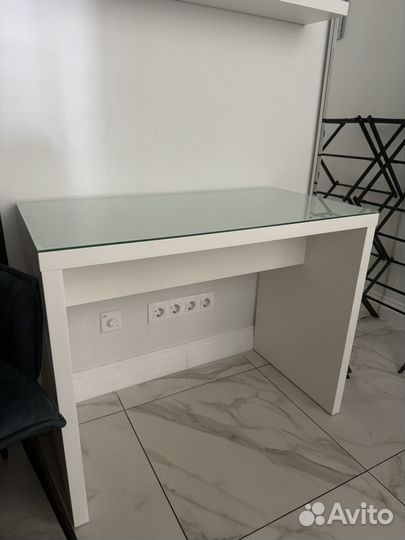 Маникюрный стол