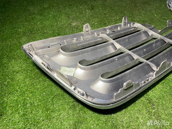 Решетка радиатора передняя Toyota Avensis AZT251