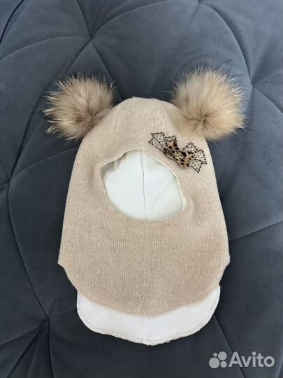 Шапка для девочки с помпонами